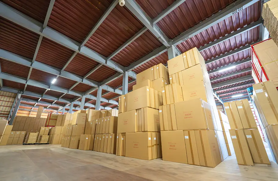 自社の広大な倉庫の様子